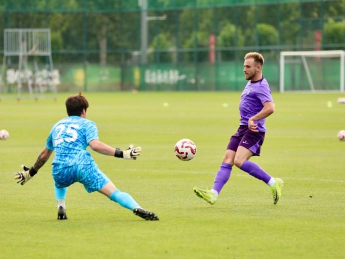 爱游戏-黑马逆袭挑战豪门卫冕 CBA冠军之争悬念再度升级